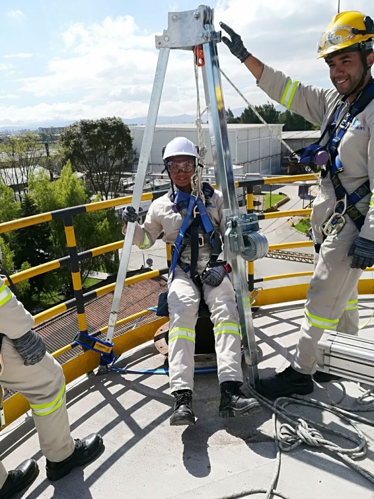 operadores trabajando en lugares confinados