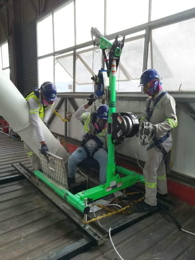 gente trabajando en lugar confinado
