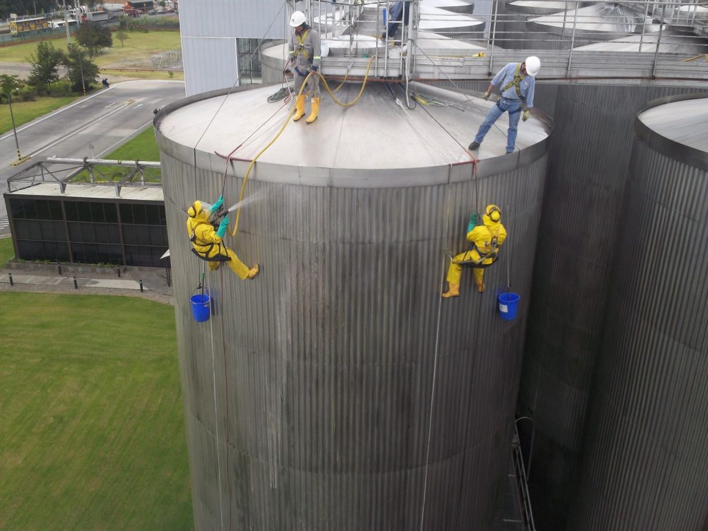 Mantenimiento y limpieza especializada en alturas y espacios confinados